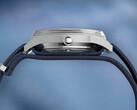 Zijprofiel van de Peanuts x Timex Marlin Jet Automatic, met de roestvrijstalen kast, het gewelfde Hesalite-glas over de lunette en de blauwe, gestructureerde stoffen band.
