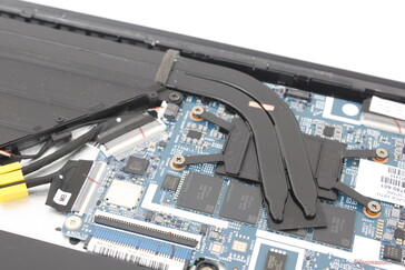 Gesoldeerde LPDDR5x RAM-modules zitten dicht op de processor