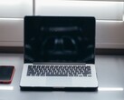 Plaats de laptop en de smartphone naast elkaar op een bureau bij daglicht
