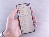 Een hand houdt een smartphone vast waarop een lijst met updates op het scherm te zien is.