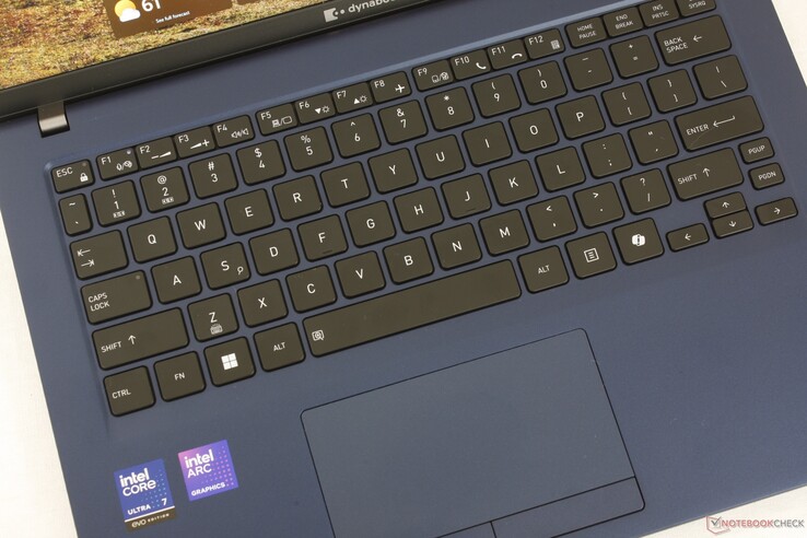 De toetsfeedback is bijna net zo scherp als bij een HP EliteBook, terwijl het clickpad (~11 x 5,8 cm) geïntegreerde muisknoppen bevat
