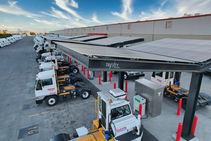 Off-grid laadstations voor EV-vrachtwagens bij het Mira Loma distributiecentrum van Costco. (Bron: Trinity Structures)