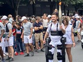 Kevin Piette loopt met verlamde fakkel terwijl hij het Atalante X exoskelet van Wandercraft draagt. (Foto bron: Jean Louis Constanza, Wandercraft)