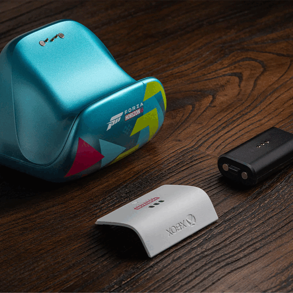 Het 8BitDo Forza Horizon 6 oplaaddock wordt geleverd met een batterij en batterijklep voor uw draadloze Xbox controller.