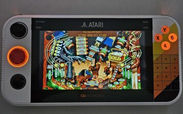 Afhankelijk van het spel gebruikt de SmartGlow-functie verlichting om te laten zien welke controllerelementen worden gebruikt (Afbeelding bron: Marc Zander, Notebookcheck)