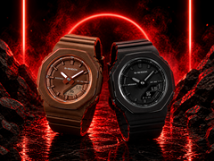 De Casio G-Shock GMA-P2110B-1A en de G-Shock GMA-P2110B-5A (van rechts naar links)