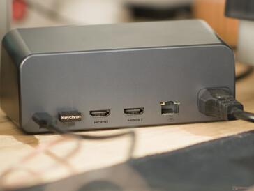 Aansluitingen aan de achterzijde van het MOKiN 13-in-1 USB-C-dockingstation