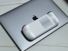De AYA NEO AIR bovenop een MacBook Pro. (Afbeelding bron: AYA NEO Discord server)
