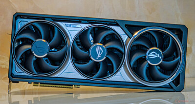 Asus ROG Astral GeForce RTX 5080 OC: metalen voorkant met driedubbele axiale tech ventilatoren