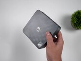 De Beelink EQi 304 Intel Wildcat Lake mini-pc wordt in de hand getoond, waarbij het compacte ontwerp en het gestructureerde bovenpaneel worden benadrukt.