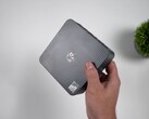 De Beelink EQi 304 Intel Wildcat Lake mini-pc wordt in de hand getoond, waarbij het compacte ontwerp en het gestructureerde bovenpaneel worden benadrukt.