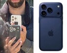 Zij-aan-zij vergelijking van een vermeend iPhone 17 Pro testtoestel dat in het openbaar wordt gefotografeerd (links) en een close-up van hetzelfde prototype in een blauwe ontwikkelingsbehuizing (rechts), met een nieuwe indeling van de achtercamera. (@Skyfops op X , voorheen Twitter)