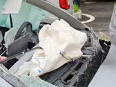 De inzittenden van de Tesla zijn relatief ongedeerd na meerdere flips (afbeelding: zhongwen2005/X)