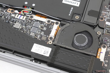 Koeloplossing is kleiner dan op de meeste andere laptops, wat leidt tot over het algemeen warmere temperaturen