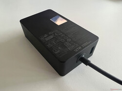 pSU van 127 watt met extra USB-A-poort (tot 5 watt)