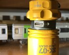 De USB-poort van de EDC-zaklamp kan ter bescherming worden afgedekt