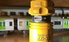 De USB-poort van de EDC-zaklamp kan ter bescherming worden afgedekt