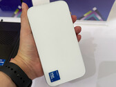 De Sixunited WB81-H02 is mogelijk passief gekoeld. Afgebeeld: de mini-pc die in de hand wordt gehouden.