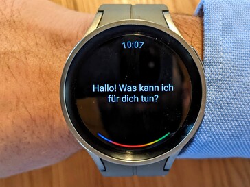 Het horloge laat je kiezen tussen Samsung Bixby en Google Assistant