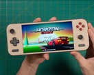 Russ van Retro Game Corps houdt de Ayaneo Pocket S2 vast, toont het titelscherm van Horizon Chase en laat het scherm en het ergonomische ontwerp van het apparaat zien. (Afbeelding bron: Retro Game Corps)