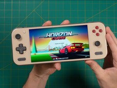 Russ van Retro Game Corps houdt de Ayaneo Pocket S2 vast, toont het titelscherm van Horizon Chase en laat het scherm en het ergonomische ontwerp van het apparaat zien. (Afbeelding bron: Retro Game Corps)