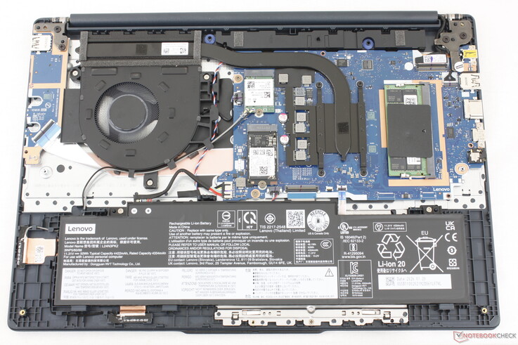 Moederbord van de IdeaPad Slim 3 15IWC11 met een uitbreidbare M.2 2280 SSD, een M.2 WLAN-module en slechts één DDR5 SODIMM-sleuf