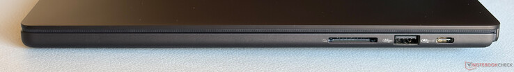 Rechts: SD-kaartlezer (SD-Express 7.0), USB-A 3.2 Gen. 2 (10 Gbps), USB-C 4.0 (40 Gbps, DisplayPort, Power Delivery)