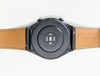 De onderkant van de smartwatch is gemaakt van plastic en biedt ruimte voor de sensoren.