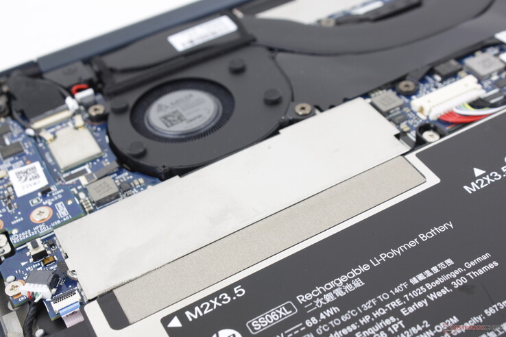 Beschermende aluminium plaat over de SSD. Het model kan slechts één M.2 PCIe4 M.2 2280 schijf ondersteunen