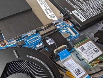 De onbezette secundaire M.2 sleuf ondersteunt alleen kortere 2242 SSD's