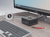 De Nano Pro Gen 14 begint bij €840. Afgebeeld: de mini-pc naast een monitor, toetsenbord, theekopje en pen. (Afbeeldingsbron: Tuxedo)