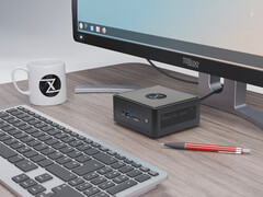 De Nano Pro Gen 14 begint bij €840. Afgebeeld: de mini-pc naast een monitor, toetsenbord, theekopje en pen. (Afbeeldingsbron: Tuxedo)