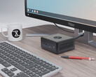 De Nano Pro Gen 14 begint bij €840. Afgebeeld: de mini-pc naast een monitor, toetsenbord, theekopje en pen. (Afbeeldingsbron: Tuxedo)