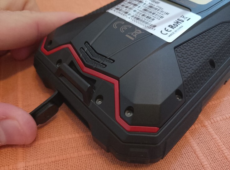 USB-C poort achter een klepje (Afbeelding bron: Sergey Tarasov - Notebookcheck)