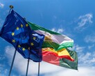 De vlaggen van de Europese Unie wapperen tegen een blauwe lucht