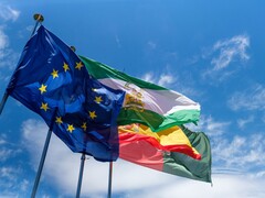 De vlaggen van de Europese Unie wapperen tegen een blauwe lucht