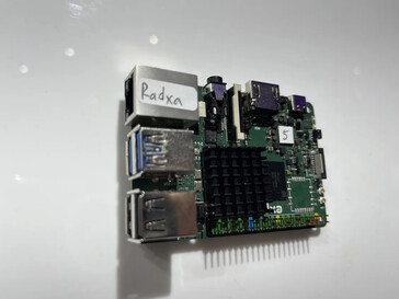 USB en Ethernet zijn beschikbaar (Afbeeldingsbron: Andreas Sebayang)