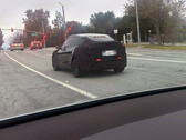 Tesla Model Y Juniper in test met achterlichtbalk aan (Beeldbron: TeslaDashCam/X)