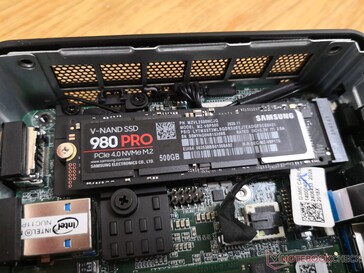 Toegankelijk PCIe 4.0 2280 NVMe slot. Kortere 2242- of 2230-schijven kunnen technisch werken, maar er zijn geen schroeven om ze vast te zetten