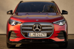 De nieuwe Mercedes GLA wordt gelanceerd als een elektrisch voertuig met 800-volt-technologie, maar voor het opladen bij 400-volt-snellaadstations is een optionele DC-booster vereist.