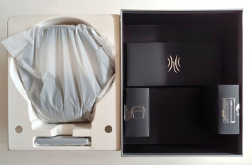 Hoofdtelefoon en zender (links), kabels en tas (rechts). (Afbeeldingsbron: Notebookcheck)