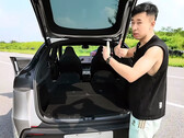 Tesla Model Y L beoordeling van laad- en passagiersruimte. (Afbeeldingsbron: GeekLaii/YT)