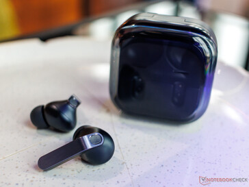 De vernieuwde behuizing en metalen steel van de buds 4 Pro