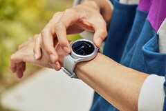 De Galaxy Watch6-serie zal de terugkeer van de draaiende bezel van de Galaxy Watch4 Classic zien, zij het met een paar ontwerp-tweaks, laatstgenoemde afgebeeld. (Beeldbron: Samsung)