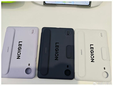De hoesjes voor de Y700