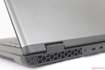 De geanodiseerde aluminium buitenklep en onderklep contrasteren met het donkere toetsenborddek