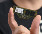 Een LPDDR5X CAMM2-module. (Bron: iFixit via YouTube)