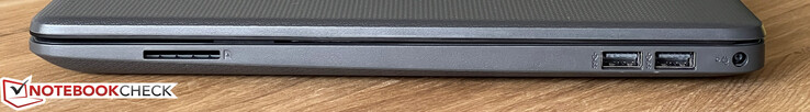Rechts: SD-kaartlezer, 2x USB-A 3.2 Gen.1 (5 GBit/s), voedingsadapter
