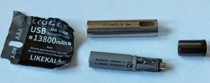 Toen de plastic folie werd verwijderd, kwam een lithiumcel van 180 mAh tevoorschijn, evenals een circuit voor het opladen en het beperken van de spanning.
