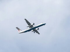 Een vliegtuig vliegend in de lucht (Afbeelding bron: Kat von Wood via Unsplash; bijgesneden)